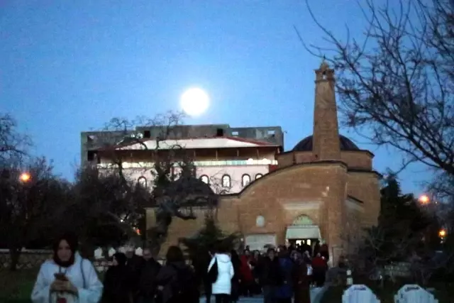 Unesco Dünya Mirası Listesi'ne Eklenen 'Işık Hadisesi' Yoğun İlgiyle İzlendi Unesco Dünya Mirası Listesi'ne Eklenen 'Işık Hadisesi' Yoğun İlgiyle İzlendi