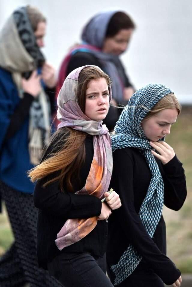 Yeni Zelanda'da Mezarlıkta Görev Yapan Kadın Polisten Anlamlı Hareket