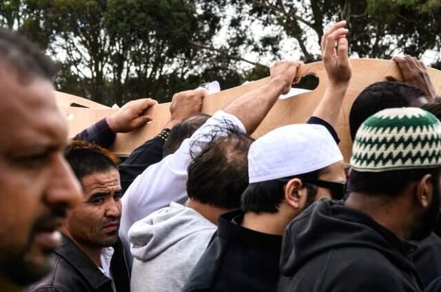 Yeni Zelanda'da Mezarlıkta Görev Yapan Kadın Polisten Anlamlı Hareket