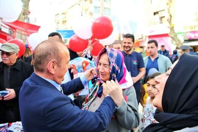 CHP'li Aday, Sokak Sokak Gezip Başörtüsü Dağıttı