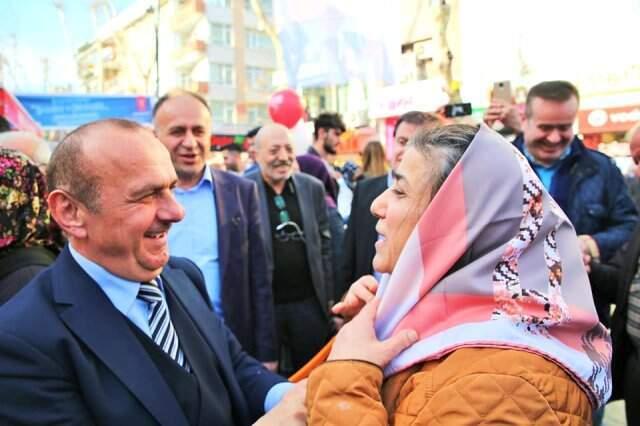 CHP'li Aday, Sokak Sokak Gezip Başörtüsü Dağıttı