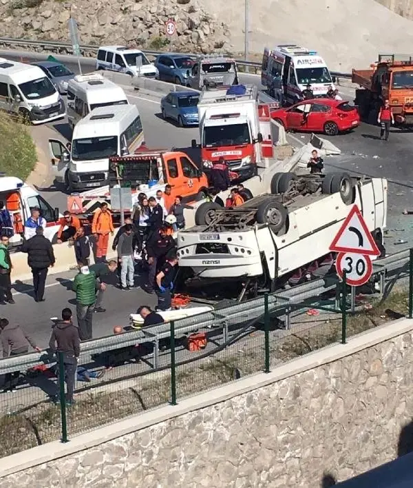 Down Sendromlu Çocukları Taşıyan Minibüs Devrildi: 4'ü Ağır 29 Yaralı (2)