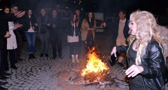İranlı Turistler, Palandöken'de Nevruz Ateşinden Atladı