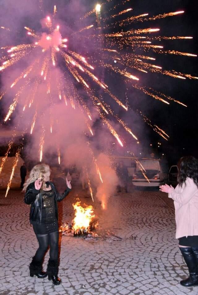 İranlı Turistler, Palandöken'de Nevruz Ateşinden Atladı