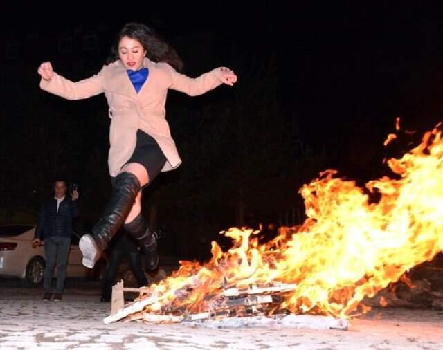 İranlı Turistler, Palandöken'de Nevruz Ateşinden Atladı