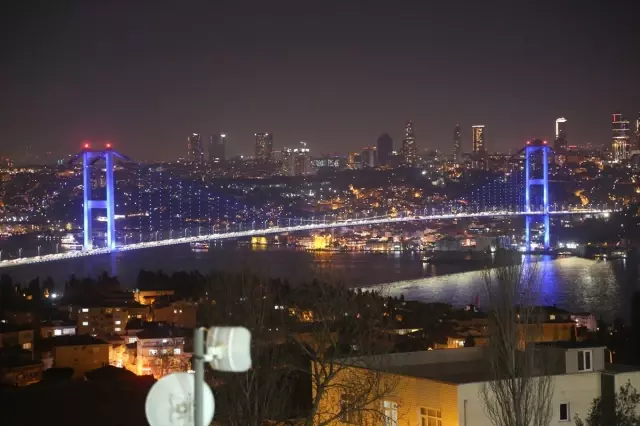 İstanbul'un Kuleleri ve Köprüleri Maviye Büründü