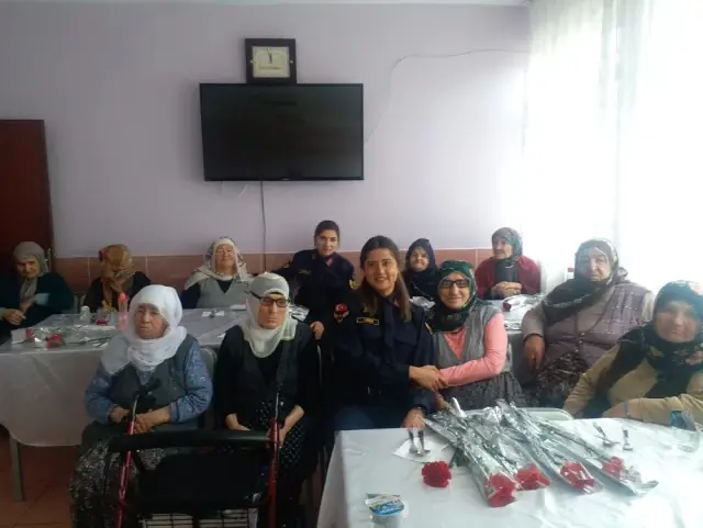 Jandarmadan Huzurevi Sakinlerini Duygulandıran Ziyaret