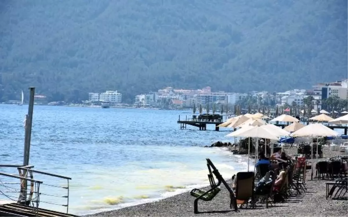 Marmaris'te Denizin Kıyısı Sarıya Boyadı