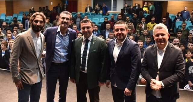 Nihat Kahveci'nin 'Cuma Namazı' Anısı Salondakileri Güldürdü