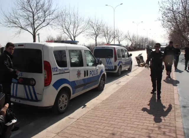 Köpeği Motosiklete Bağlayıp Sürüklediler