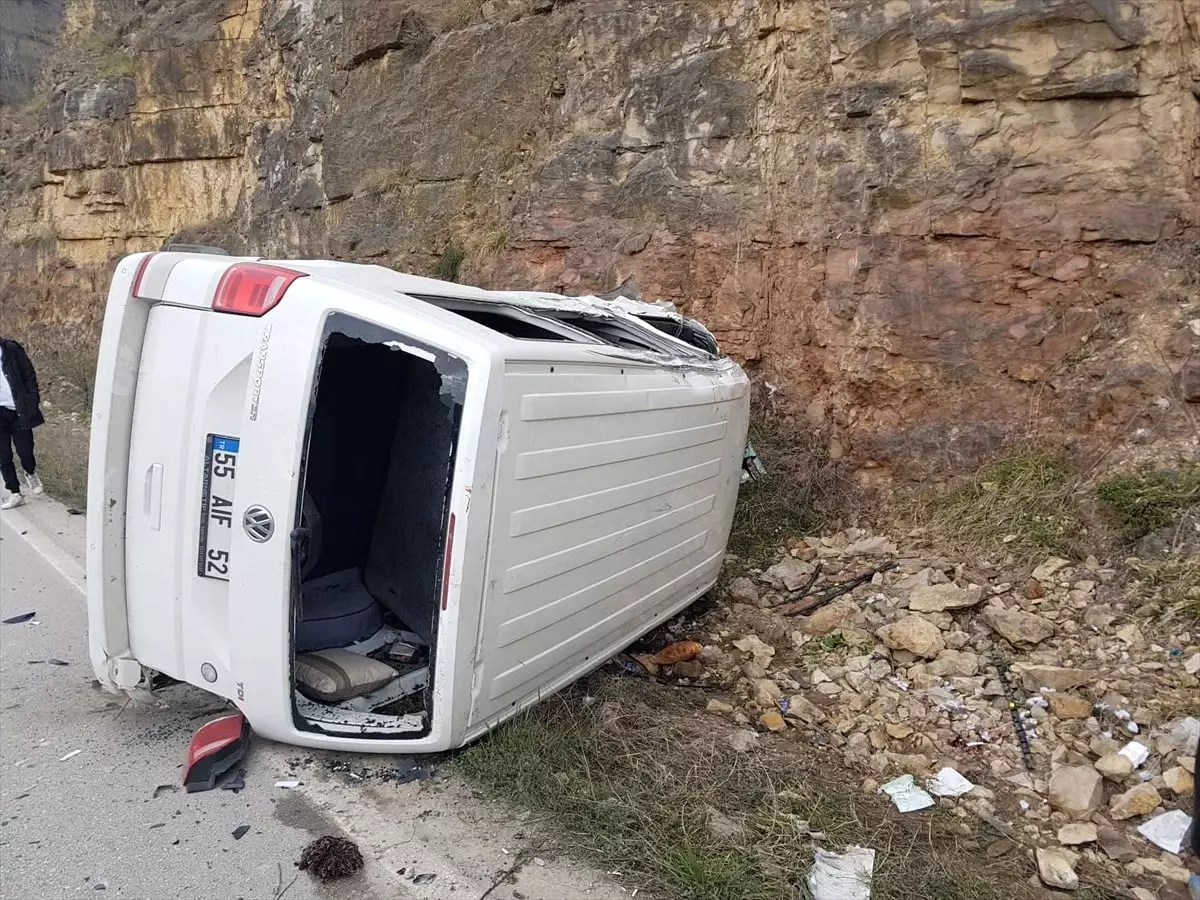 Ordu'da Tır Minibüsle Çarpıştı: 8 Yaralı