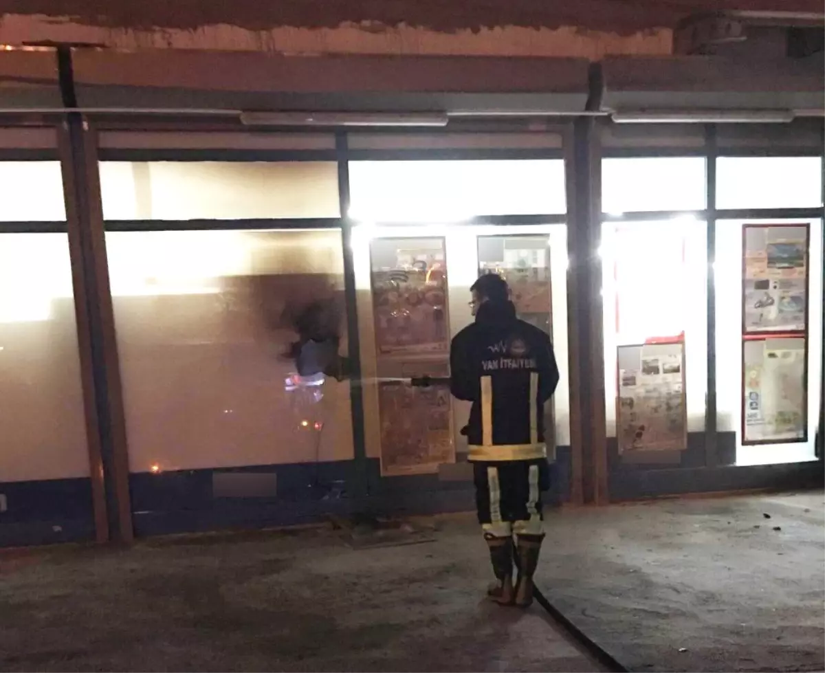 Van'da Bir Markete Molotoflu ve Ses Bombalı Saldırı