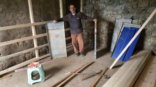 15 Metrekarelik Odada Ürettiği Yemle, Hayvanlarını Besliyor