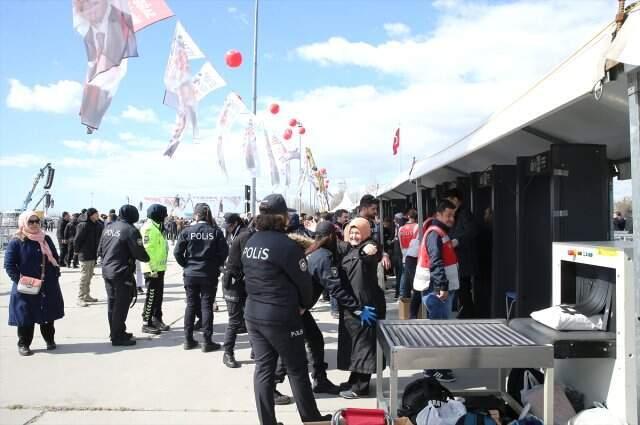 İstanbul'da Tarihi Gün! Yüz Binler Yenikapı Miting Alanına Akın Ediyor