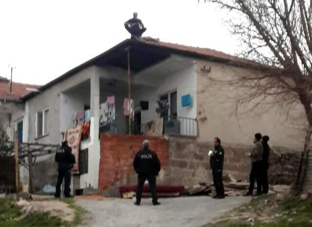 Kızına Sinirlenen Baba, Evinin Çatısına Çıktı