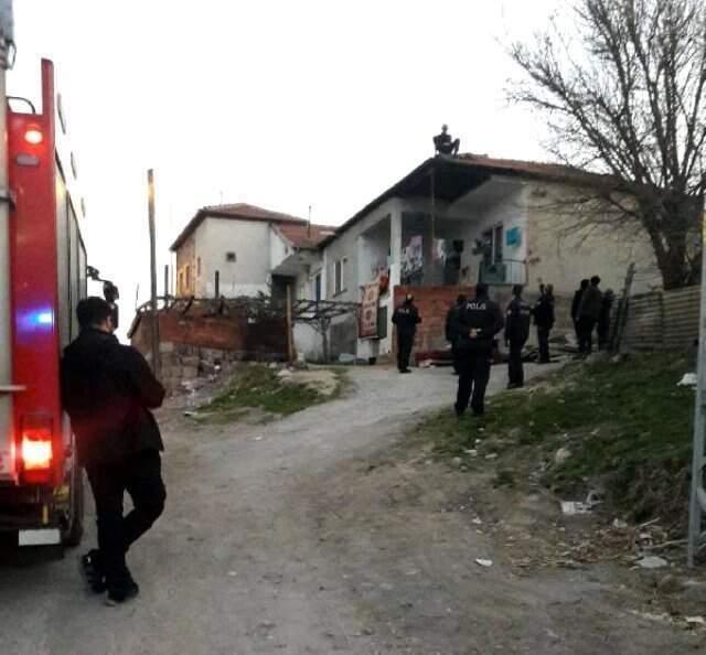 Kızına Sinirlenen Baba, Evinin Çatısına Çıktı