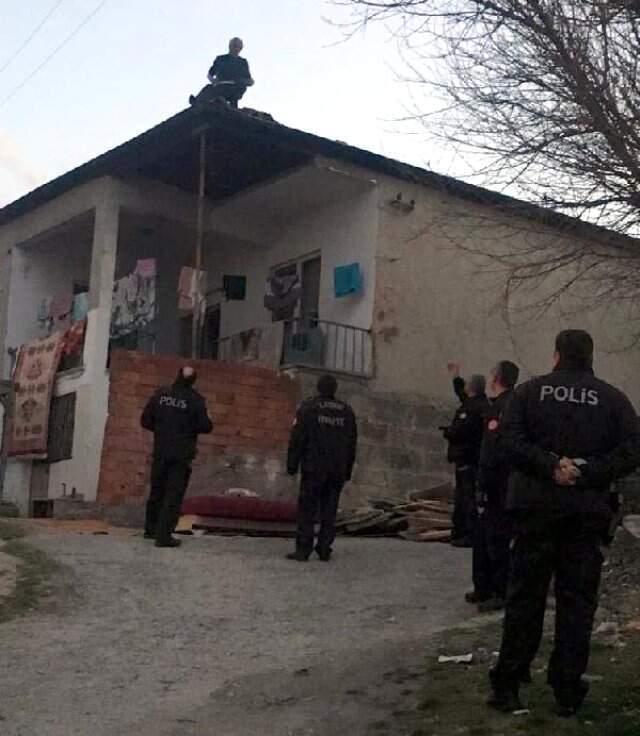 Kızına Sinirlenen Baba, Evinin Çatısına Çıktı