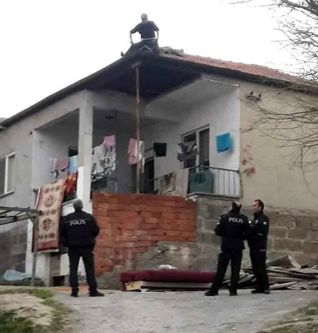 Kızına Sinirlenen Baba, Evinin Çatısına Çıktı
