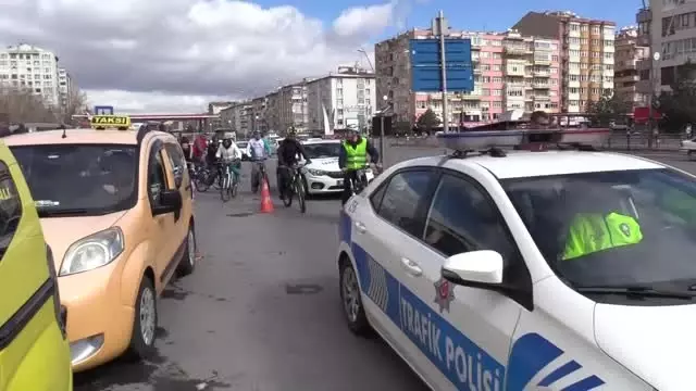 Sokak Hayvanları İçin Pedal Çevirdiler Sokak Hayvanları İçin Pedal Çevirdiler