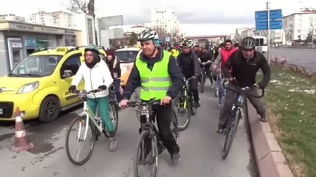 Sokak Hayvanları İçin Pedal Çevirdiler Sokak Hayvanları İçin Pedal Çevirdiler