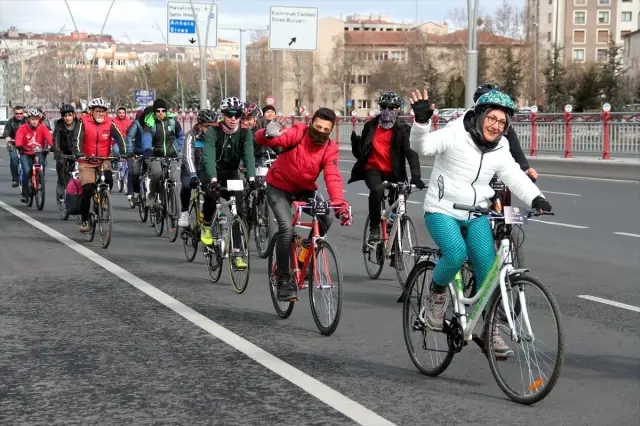 Sokak Hayvanları İçin Pedal Çevirdiler Sokak Hayvanları İçin Pedal Çevirdiler