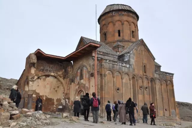 40 Kapılı Kent Ani'ye Yoğun İlgi 40 Kapılı Kent Ani'ye Yoğun İlgi