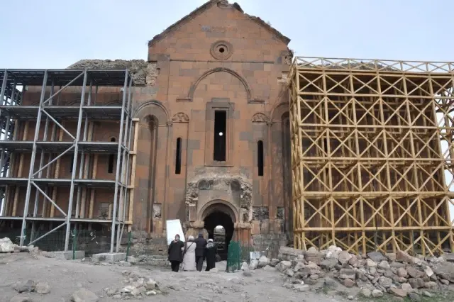 40 Kapılı Kent Ani'ye Yoğun İlgi 40 Kapılı Kent Ani'ye Yoğun İlgi