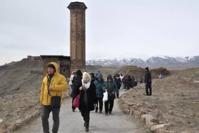 40 Kapılı Kent Ani'ye Yoğun İlgi 40 Kapılı Kent Ani'ye Yoğun İlgi