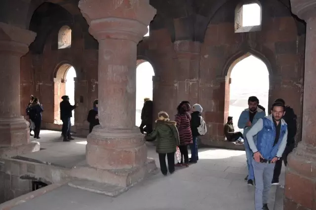 40 Kapılı Kent Ani'ye Yoğun İlgi 40 Kapılı Kent Ani'ye Yoğun İlgi