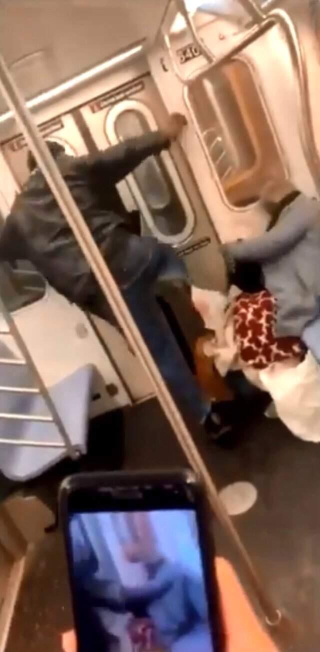 78 Yaşındaki Kadının, Metroda Tekme Tokat Saldırıya Uğradığı Anlar Sosyal Medyayı Ayağa Kaldırdı