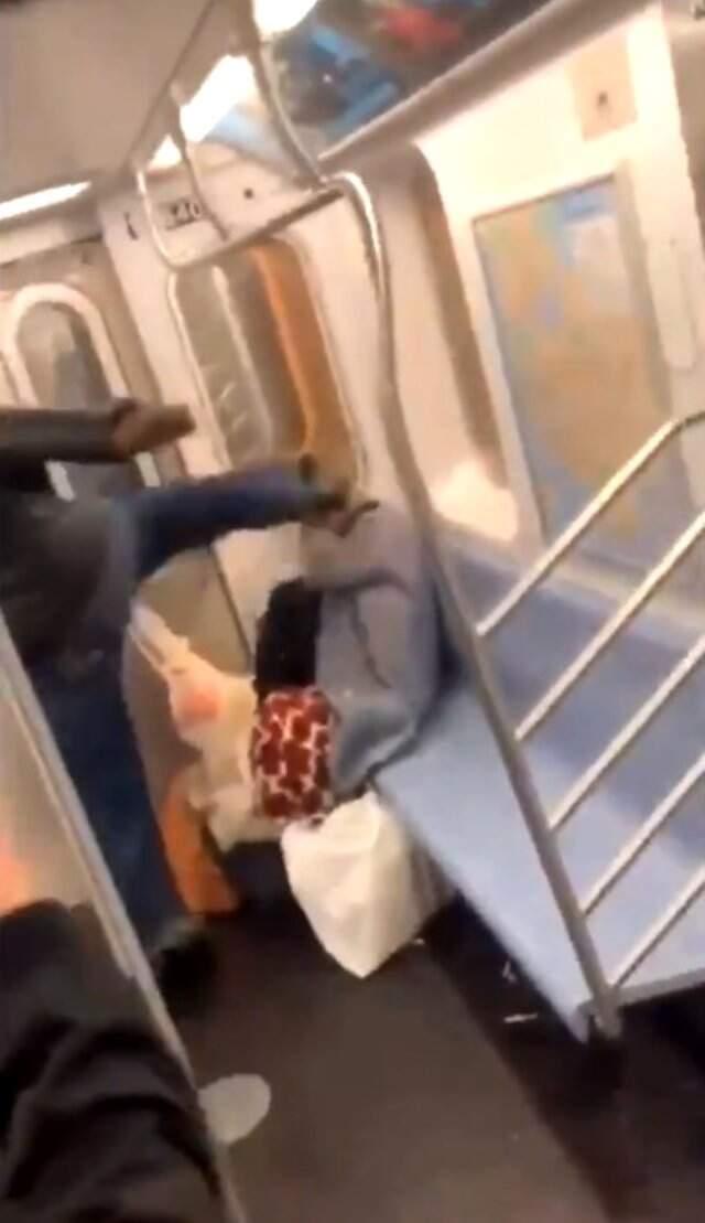 78 Yaşındaki Kadının, Metroda Tekme Tokat Saldırıya Uğradığı Anlar Sosyal Medyayı Ayağa Kaldırdı