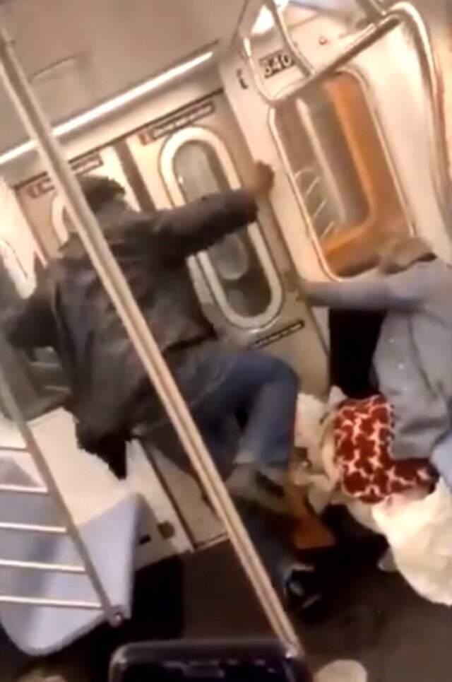 78 Yaşındaki Kadının, Metroda Tekme Tokat Saldırıya Uğradığı Anlar Sosyal Medyayı Ayağa Kaldırdı
