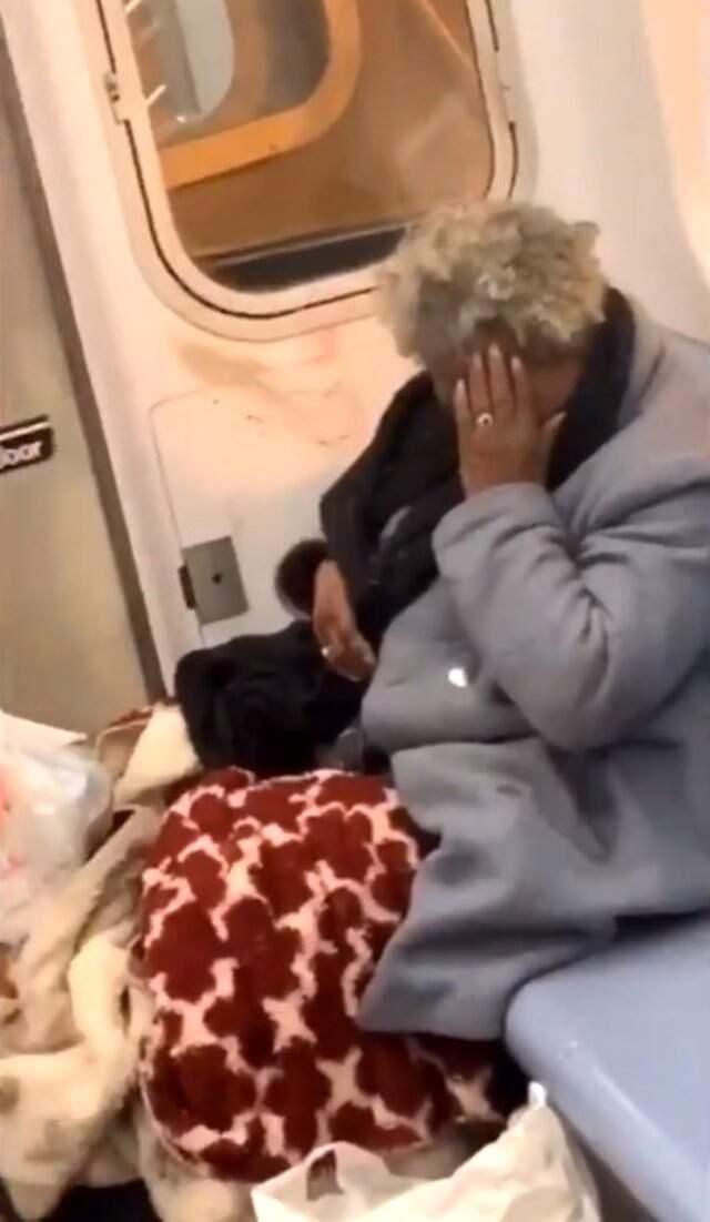 78 Yaşındaki Kadının, Metroda Tekme Tokat Saldırıya Uğradığı Anlar Sosyal Medyayı Ayağa Kaldırdı