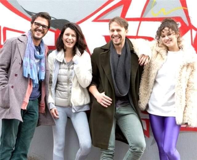 Beren Saat'in Netflix Dizisinden İlk Kare Geldi! Yüzü Gülüyor