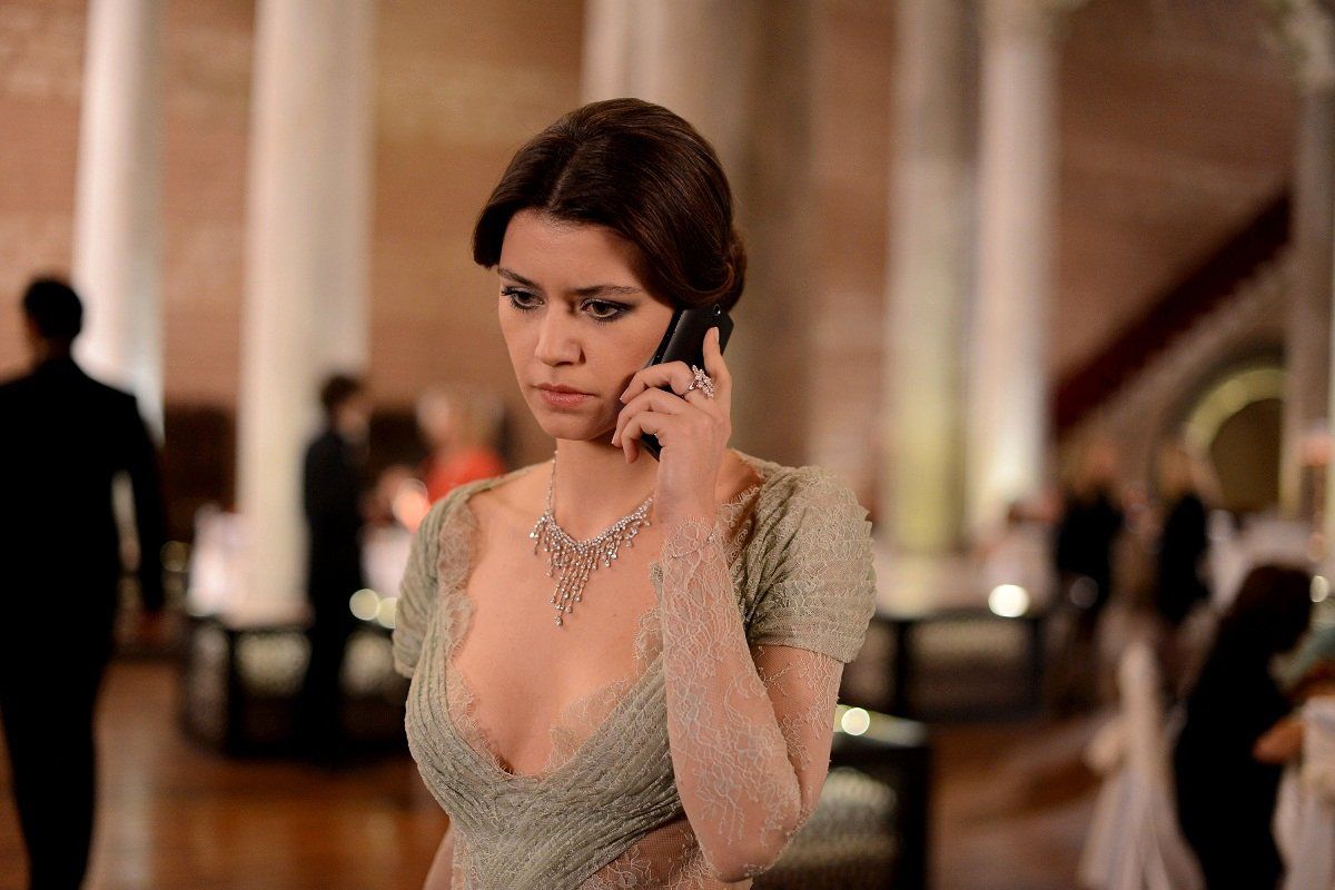 Beren Saat'in Netflix Dizisinden İlk Kare Geldi! Yüzü Gülüyor
