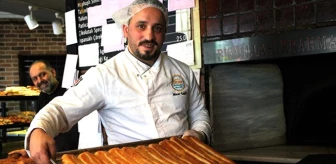 Börekçi, İstiklal Marşı'nı Okuyan Müşterilerine Bedava Börek Veriyor