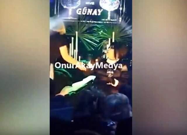 Bülent Ersoy, Konserinde Şarkısını Bölen Kadın Hayranına Mikrofonla Vurdu