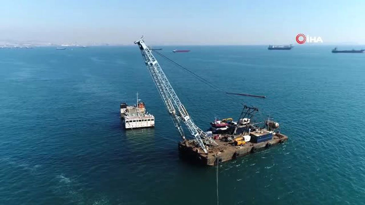 Hayalet Gemi 'Bereket'İ Sökmek İçin Dev Vinç Kuruldu