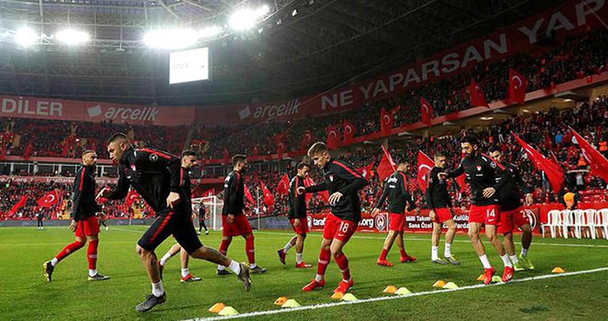 Milli Futbolcular, Sahaya Hello Brother Pankartıyla Çıktı