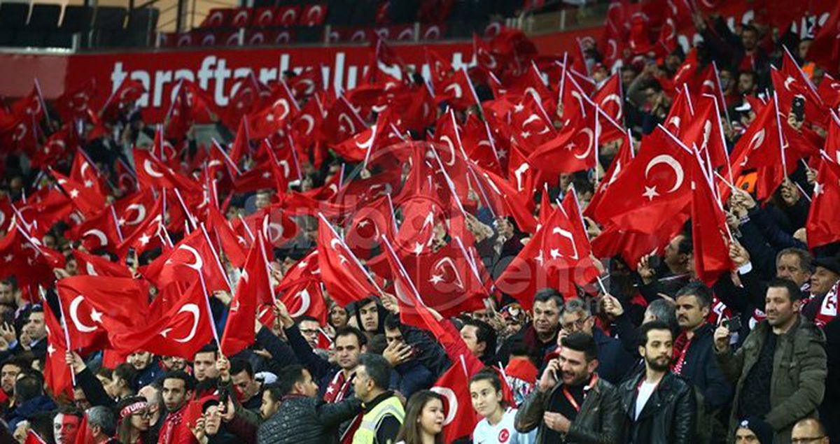 Türkiye-Moldova Maçında Tribünler, Çanakkale Türküsü'nü Söyledi!