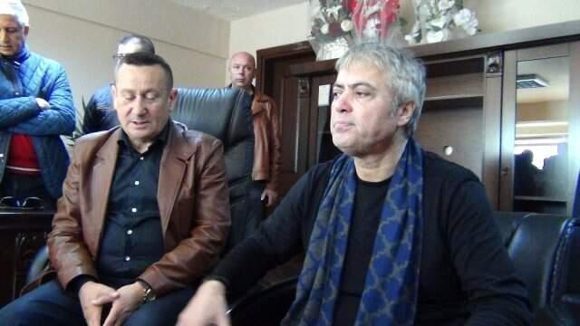 Ünlü Sanatçı Cengiz Kurtoğlu, Kapı Kapı Dolaşıp AK Parti Adayına Oy İstedi