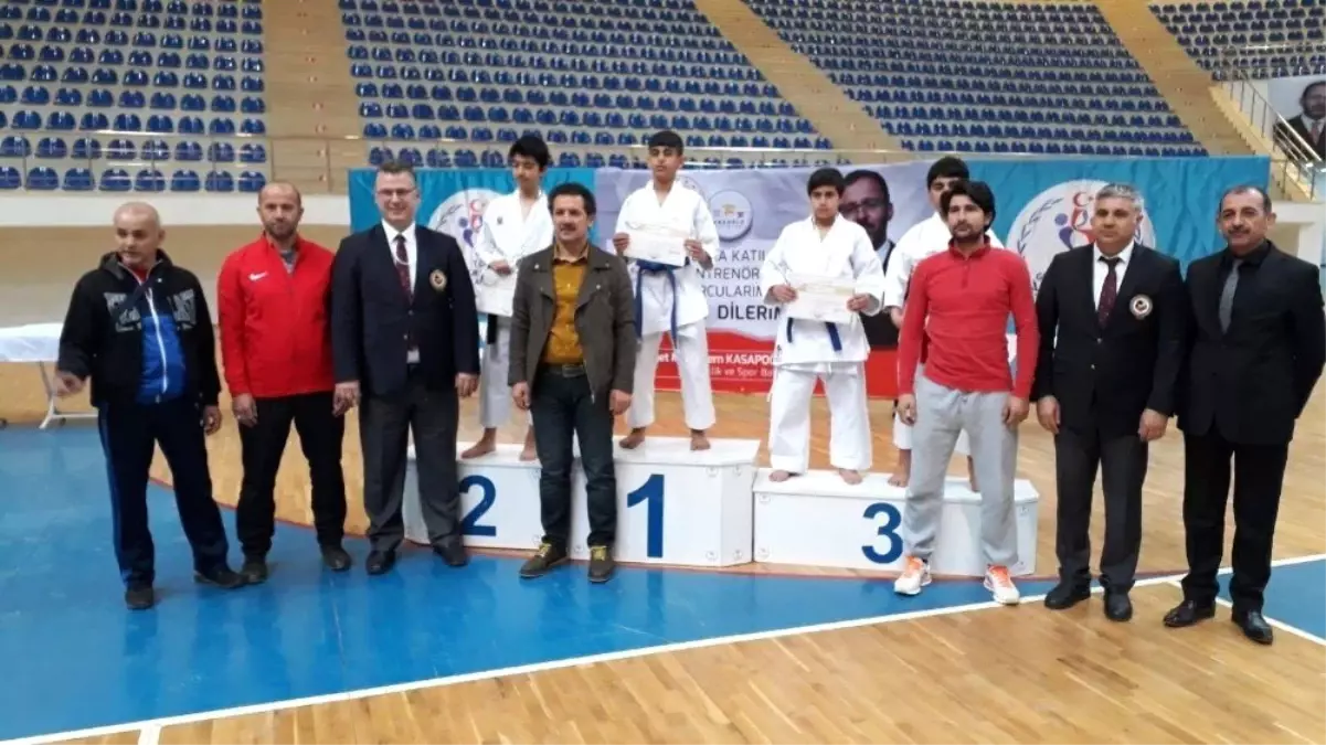 136 Karateci Madalya İçin Ter Döktü