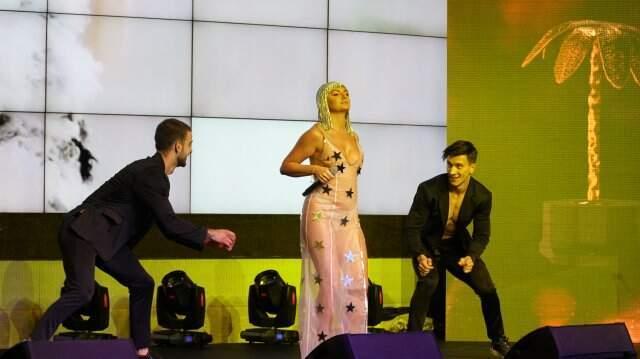 Altın Palmiye Ödülleri'ne Katılan Dünyaca Ünlü Şarkıcı Alexandra Stan, Transparan Kıyafetiyle Geceye Damga Vurdu