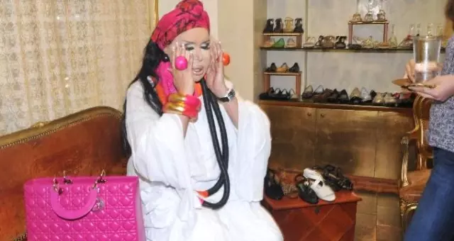 Bülent Ersoy ve Ömür Gedik Arasında Gerçek Tüy Kavgası Çıktı Bülent Ersoy ve Ömür Gedik Arasında Gerçek Tüy Kavgası Çıktı