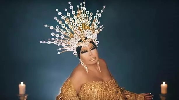 Bülent Ersoy ve Ömür Gedik Arasında Gerçek Tüy Kavgası Çıktı Bülent Ersoy ve Ömür Gedik Arasında Gerçek Tüy Kavgası Çıktı