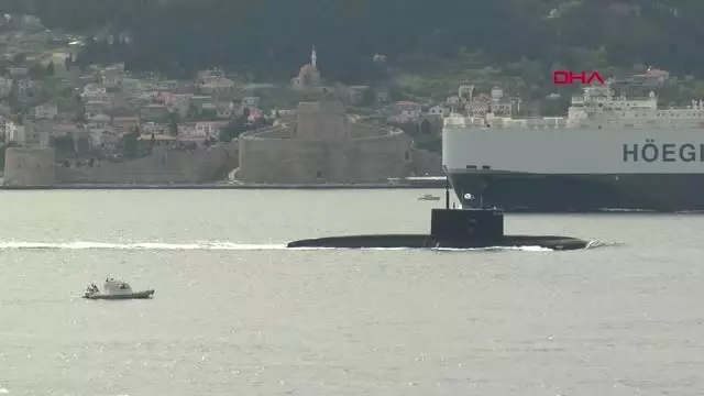 Çanakkale Rus Denizaltısı 'Veliky Novgorod' Çanakkale Boğazı'ndan Geçti