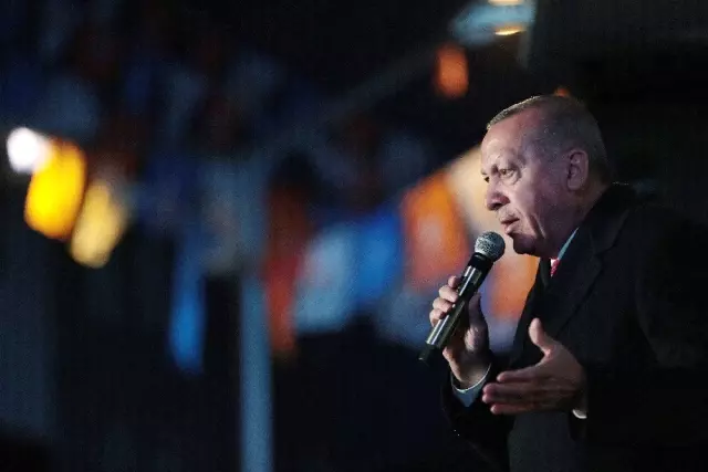 Cumhurbaşkanı Erdoğan: 'Siyaset Beyaz Kefen Giyenlerin İşidir' Cumhurbaşkanı Erdoğan: 'Siyaset Beyaz Kefen Giyenlerin İşidir'
