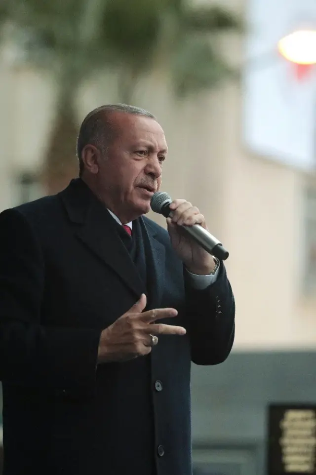 Cumhurbaşkanı Erdoğan: 'Siyaset Beyaz Kefen Giyenlerin İşidir' Cumhurbaşkanı Erdoğan: 'Siyaset Beyaz Kefen Giyenlerin İşidir'