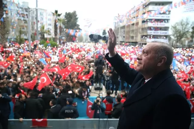 Cumhurbaşkanı Erdoğan: 'Siyaset Beyaz Kefen Giyenlerin İşidir' Cumhurbaşkanı Erdoğan: 'Siyaset Beyaz Kefen Giyenlerin İşidir'