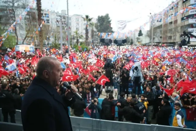 Cumhurbaşkanı Erdoğan: 'Siyaset Beyaz Kefen Giyenlerin İşidir' Cumhurbaşkanı Erdoğan: 'Siyaset Beyaz Kefen Giyenlerin İşidir'
